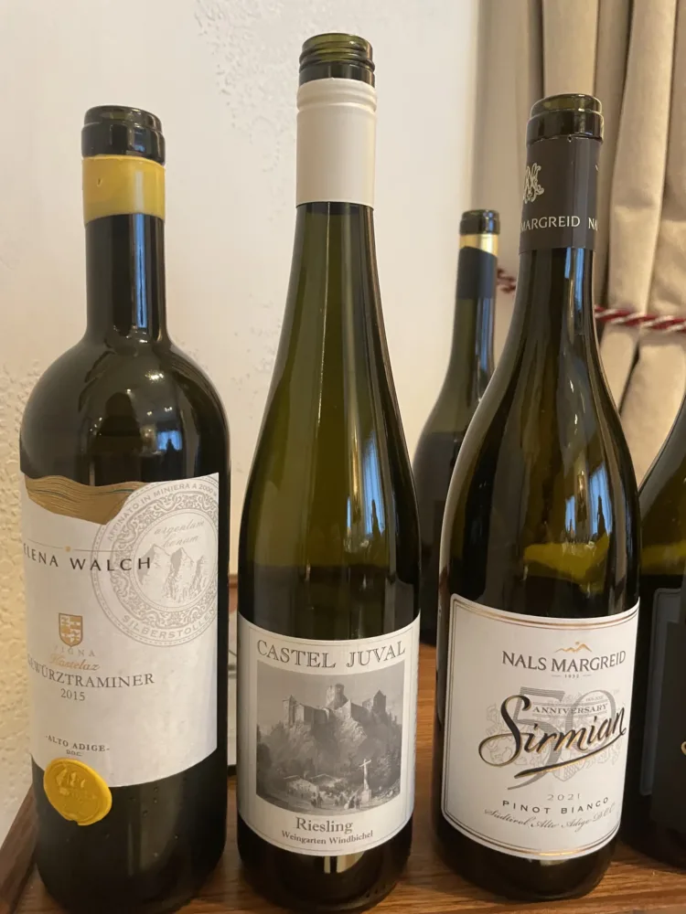 Bianchi iconici altoatesini Elena Walch Gewurztraminer Vigna Kastelaz 2015, Unterortl Castel Juval Riesling Windbichl 2021, Nals Margreid Sirmian 2021 Pinot Bianco