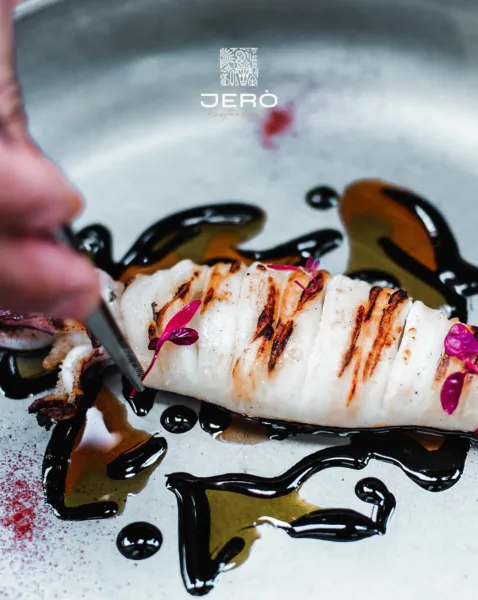 Chipirrones calamaro alla griglia salsa al nero e olio alla paprica - Ristorante Jerò