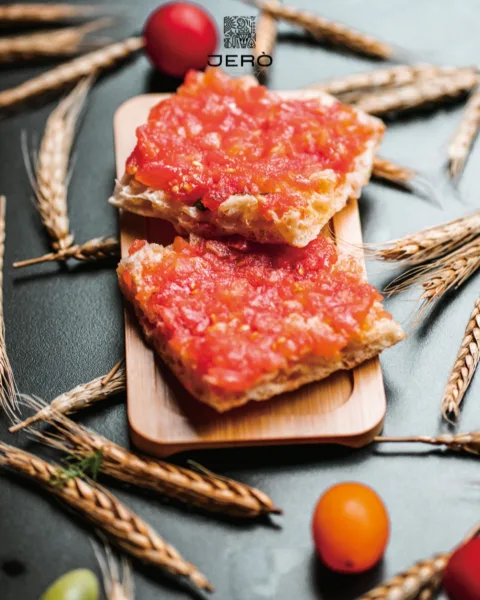 Crostino di pane fatto in casa e pomodori del nostro orto grattati - Ristorante Jerò