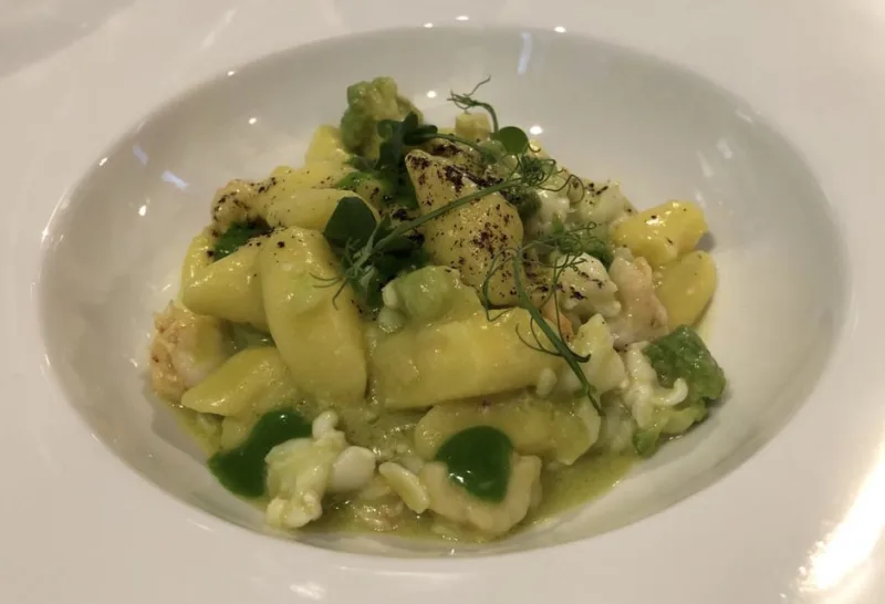 Cut, gnocchetti di patate, cavolo romanesco, gamberi e calamari