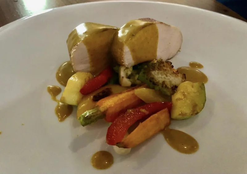 Cut, pollo alla curcuma e verdure