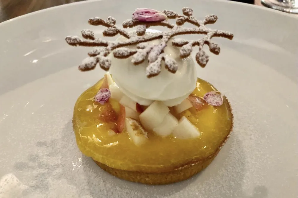 Cut, crostatina con crema pasticciera e pere