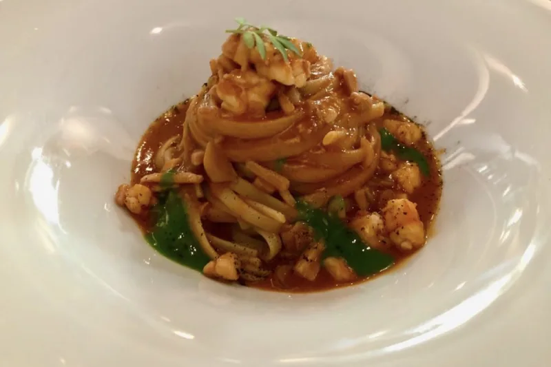 Cut, linguine Mancini con ragù di gamberi e calamari