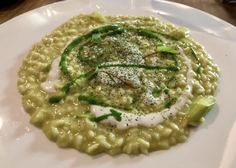 Cut, risotto con asparagi e fonduta di pecorino