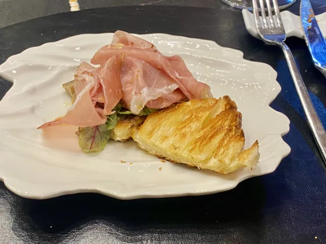 I-Fontana-Deluxe-Croissant-salato-con-prosciutto-crudo-San-Daniele-e-verdure-crude