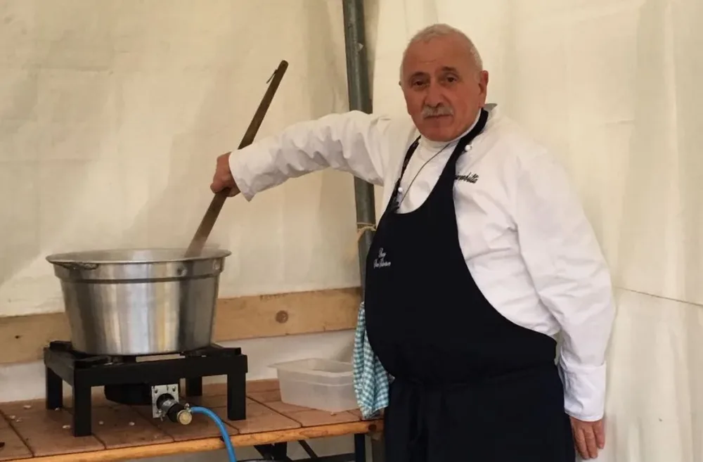 La preparazione di totani e patate dello chef Gennaro Apuzzo di Anacapri