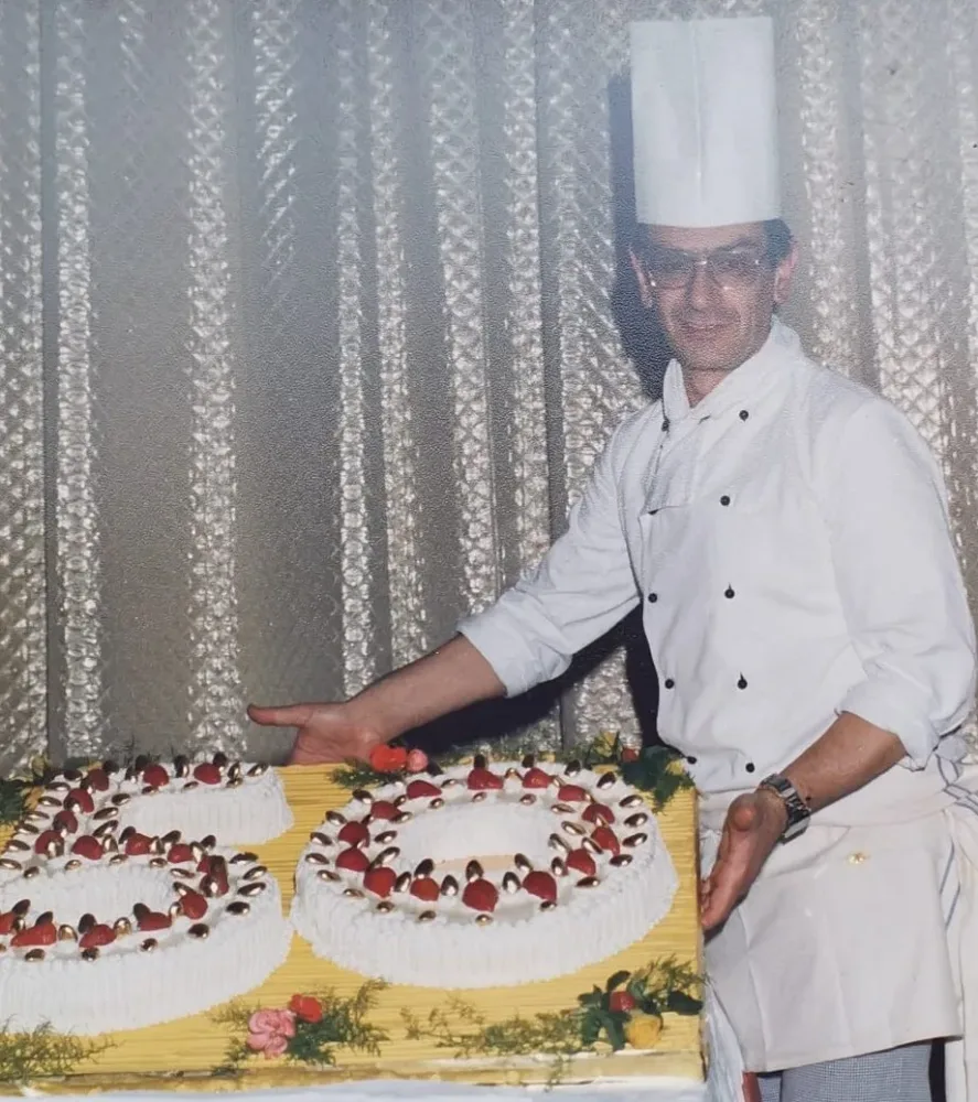Lo Chef Mario De Luca con una delle sue creazioni dolciarie