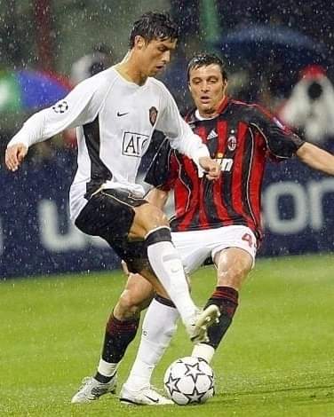 Massimo Oddo mentre contrasta Cristiano Ronaldo durante Milan-Manchester United del 2007
