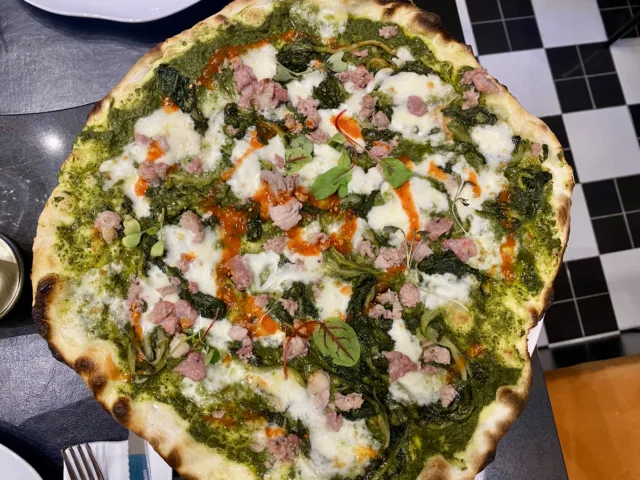 Pizza-romana-NON-AVEVO-I-FRIARIELLI-Crema-di-scarola-alla-napoletana-fior-di-latte-scarola-soffritta-a-foglie-salsiccia-di-suino-al-vino-bianco