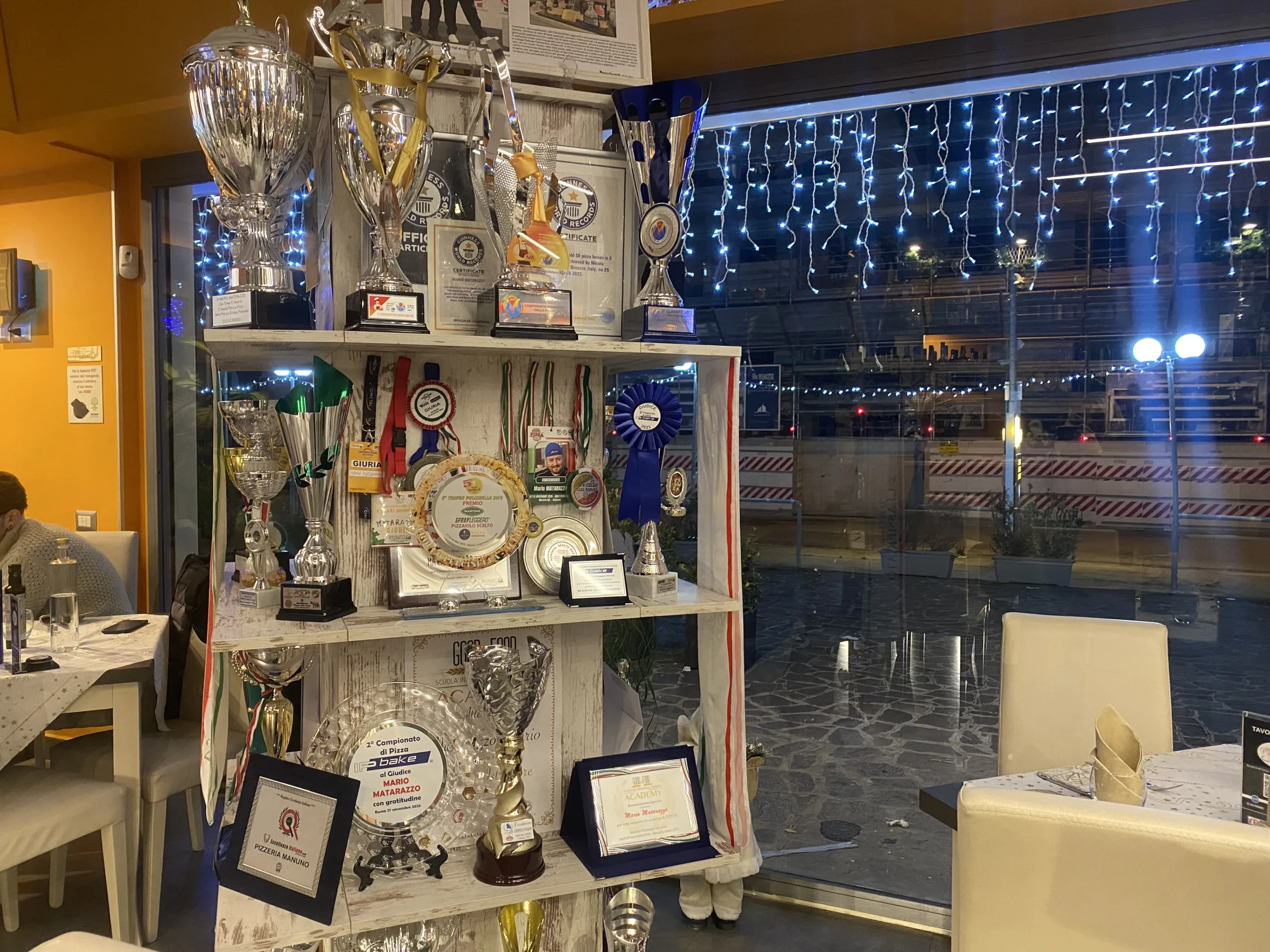 Premi-e-trofei-di-Mario-Matarazzo-Pizzeria-Manuno