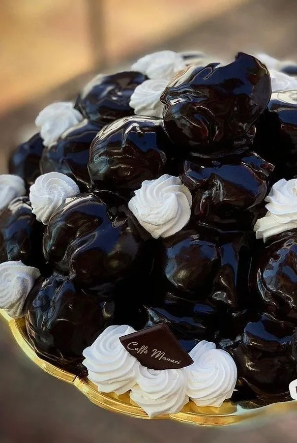 Profiteroles al cioccolato - Pasticceria Caffè Manari Capri