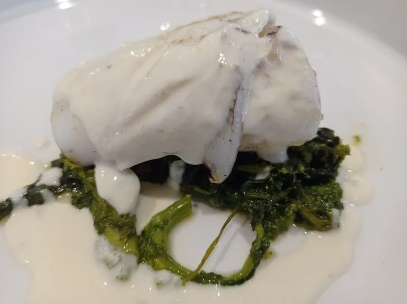 Sale Ristorante Paestum Calamaro sulla brace con cime di rapa e salsa fumé