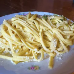 Taglioni con burro e acciughe, broccoli e pecorino