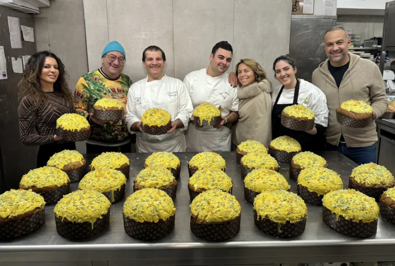 Titolari e pasticcieri del Ristorante Da Paolino e del Bar Grotta Azzurra con i panettoni That's Amore