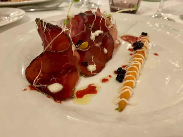 Veli-di-speck-di-bufalo-con-stracchino-carote-baby-e-perle-di-aceto-balsamico