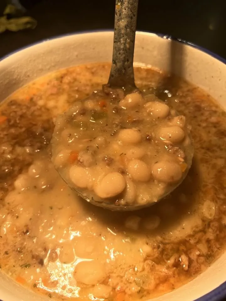 la zuppa di fagioli e salsiccia