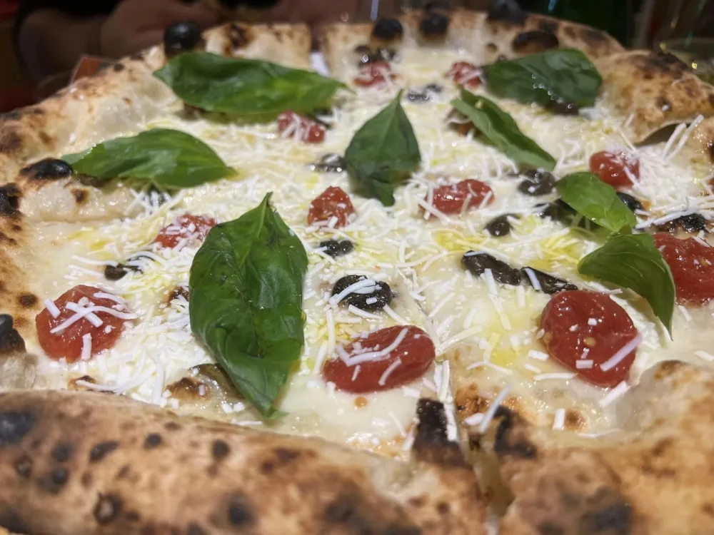 Prisco a Cava - Cilent081 con mozzarella di bufala, olive ammaccate Salella, cacioricotta di capra del Cilento cicco di Buono e pomotto robo rosso