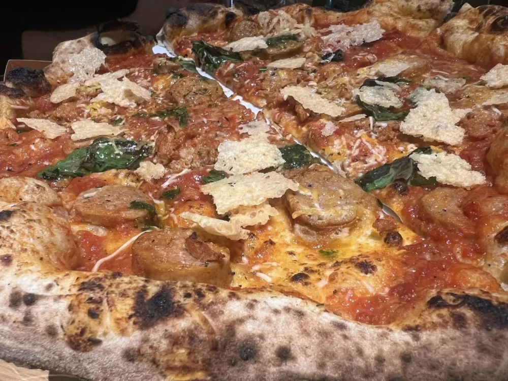 Prisco a Cava - Carminuccio con ragù piccantino con salsiccia rossa di Castelpoto, pecorino romano, cialda croccante di parmigiano reggiano e pesto di aglio orsino