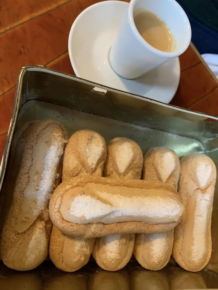 L'Assiette a Parigi, caffè servito con biscotti