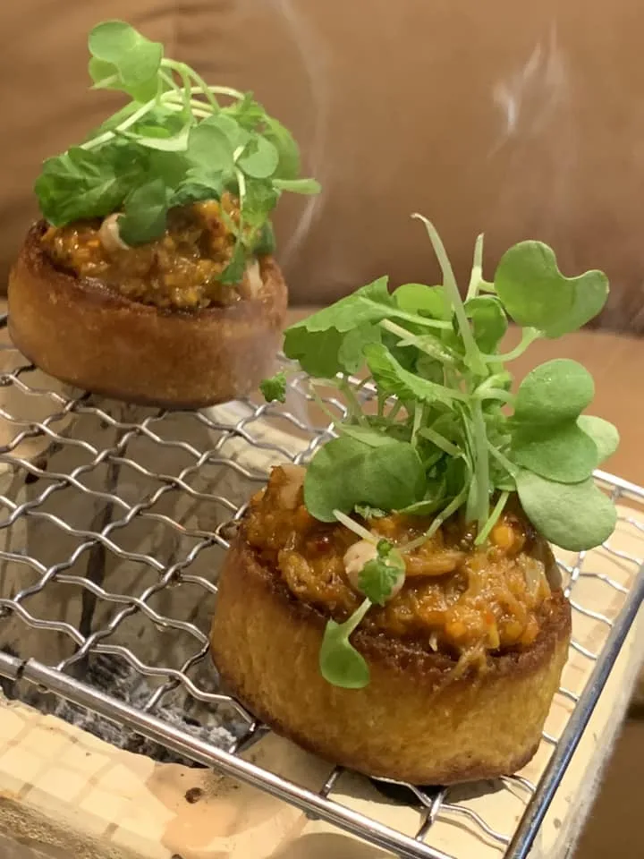 Hémicycle a Parigi, tartelletta affumicata al granchio blu