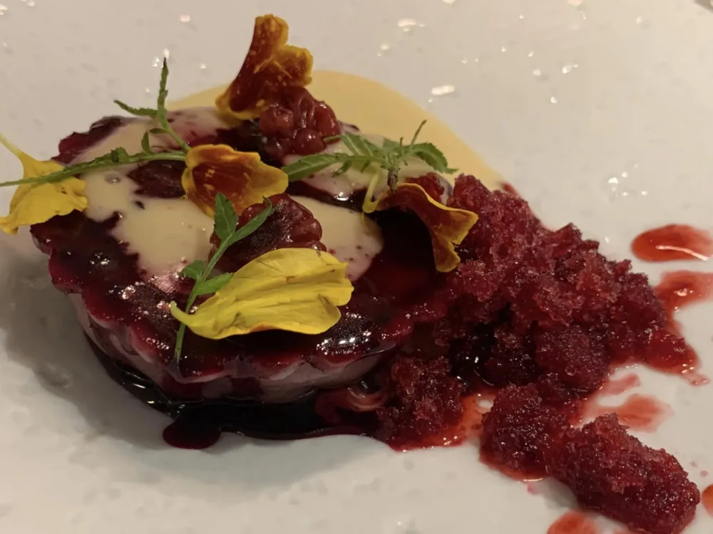 Hémicycle a Parigi, ravioli di rapa rossa con latticello e granita di ibiscus