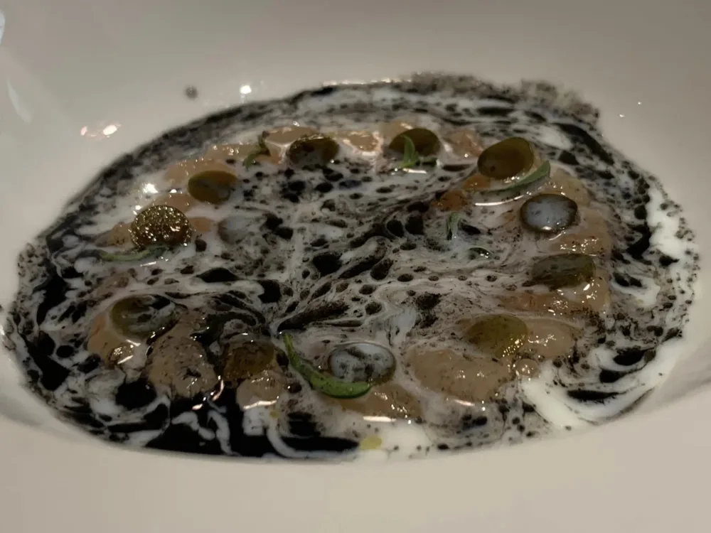 Hémicycle a Parigi, piccoli gamberi in nero di seppia