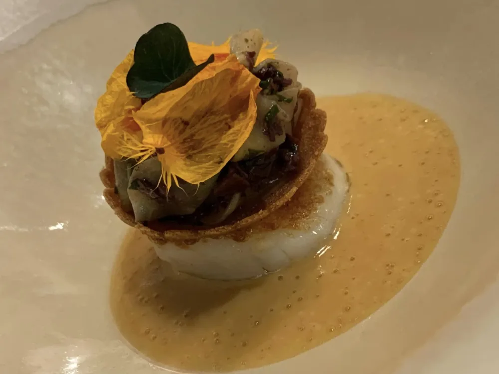 Hémicycle a Parigi, capasanta arrosto con sidro e nasturzio