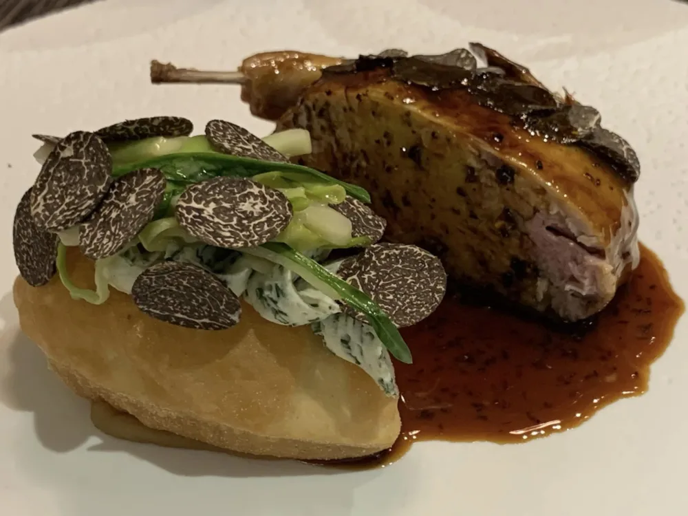 Hémicycle a Parigi, la quaglia servita con taco soffiato, formaggio fresco e puntarelle