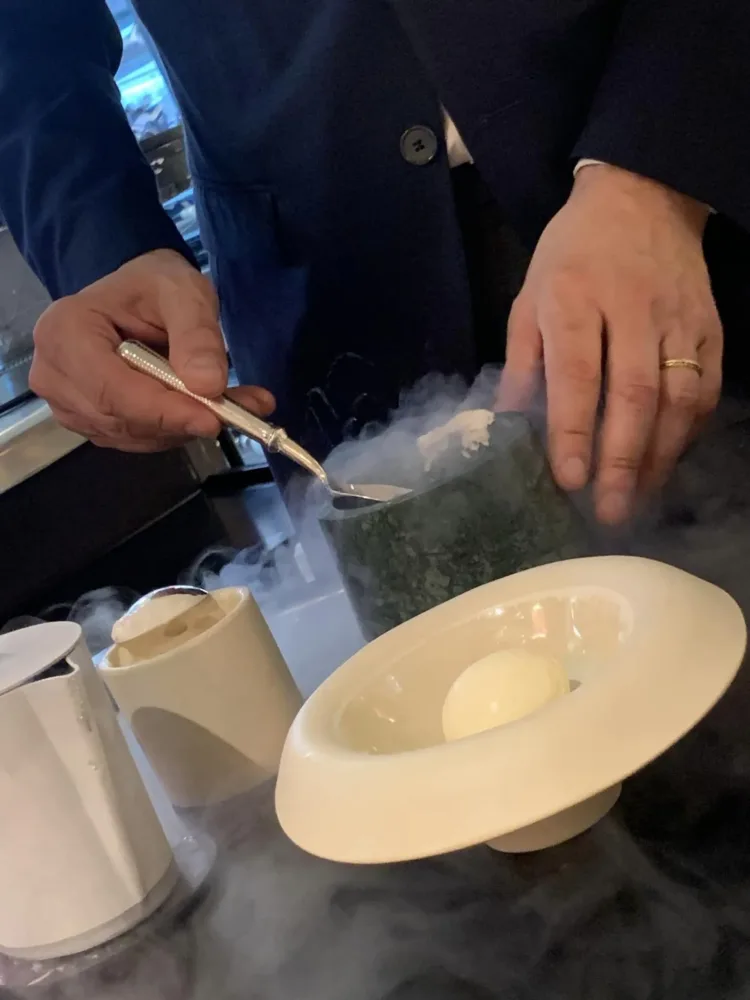 Hémicycle a Parigi, il dessert al latte, miso e spezie, servizio