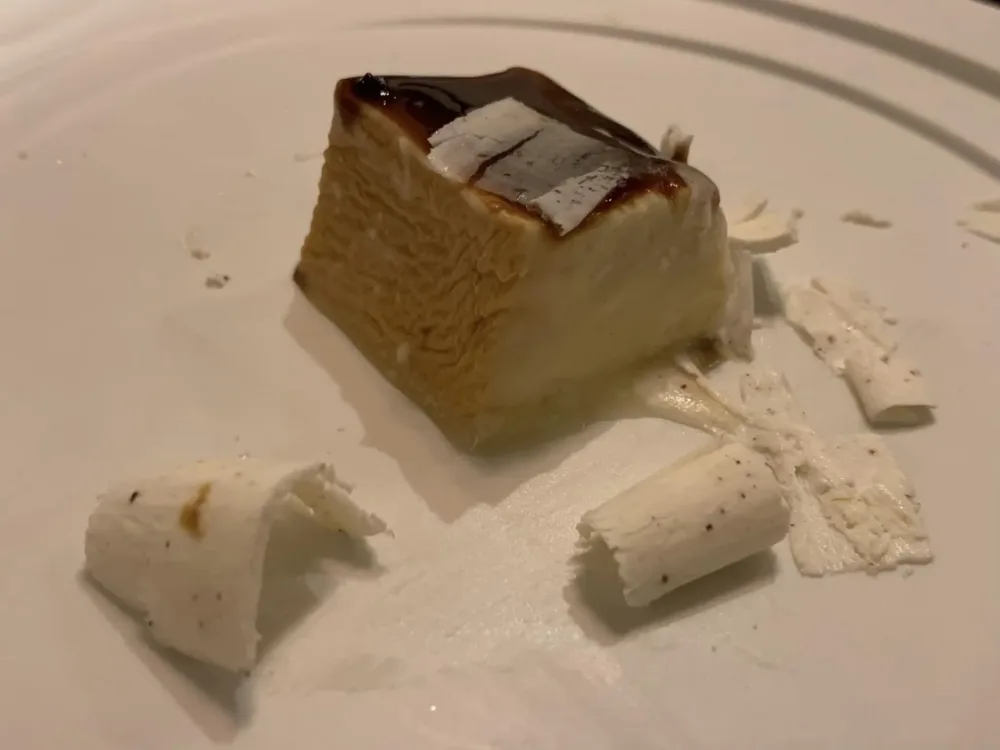 Hémicycle a Parigi, dessert latte, miso e spezie