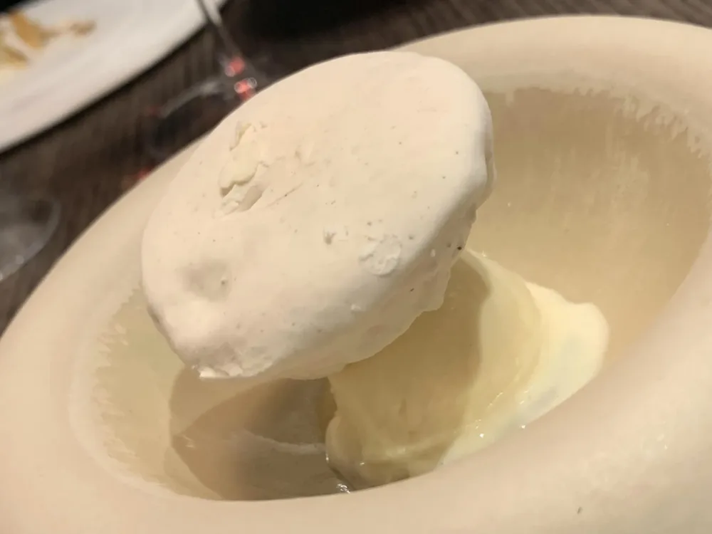 Hémicycle a Parigi, dessert latte e miso, il gelato