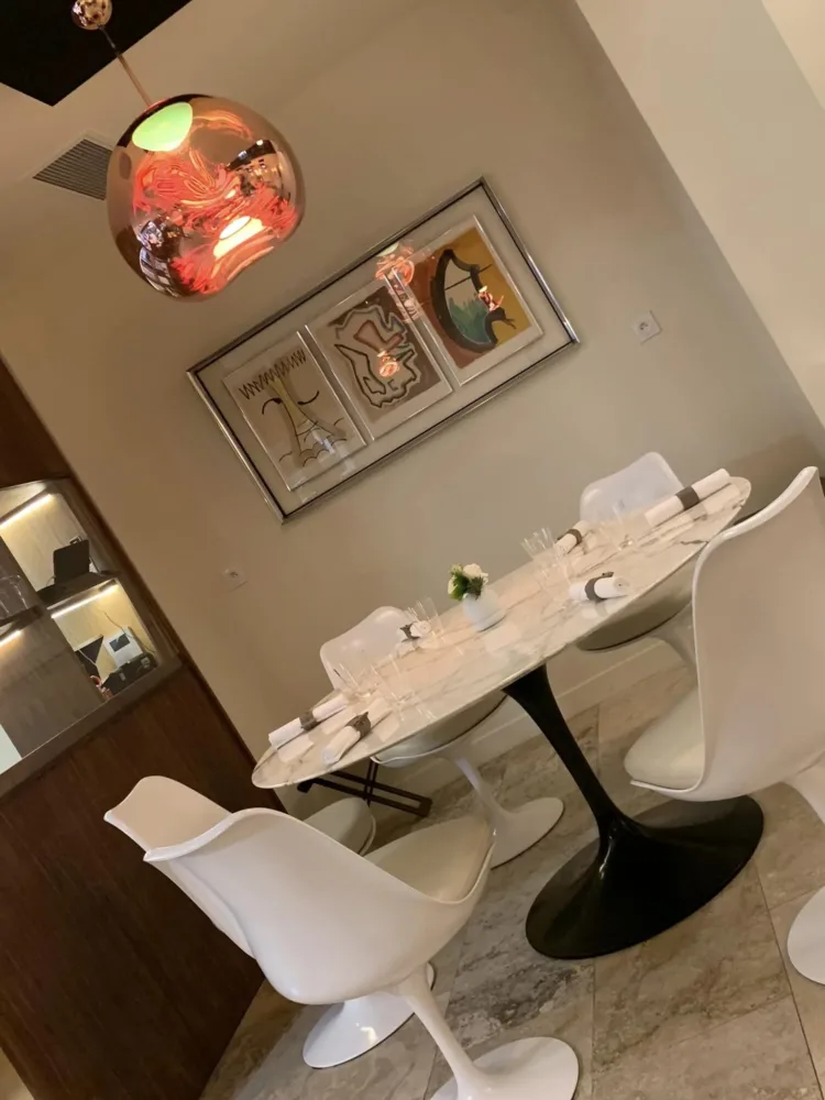 Hémicycle a Parigi, uno dei tavoli