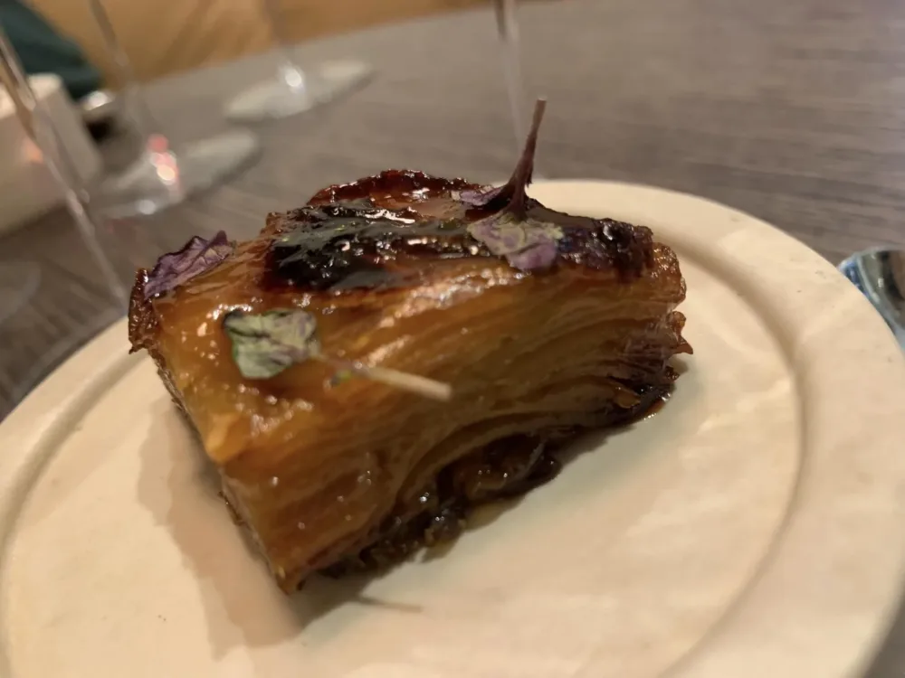 Hémicycle a Parigi, millefoglie pere e topinambur