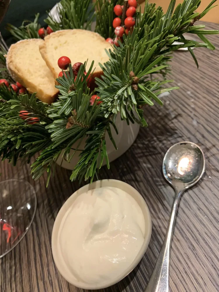 Hémicycle a Parigi, il panettone di Aurora servito con crema alle mandorle amare