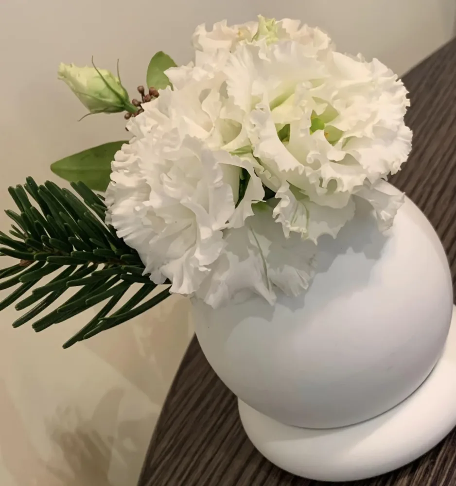 Hémicycle a Parigi, i fiori al tavolo