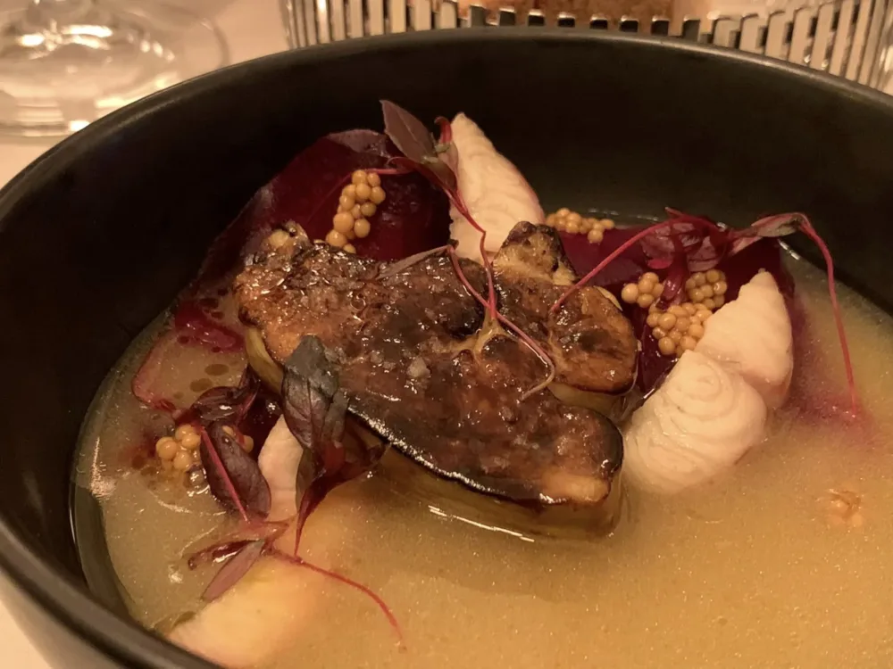 Neva Cuisine, foie gras e anguilla affumicata nel suo brodo, con rape rosse