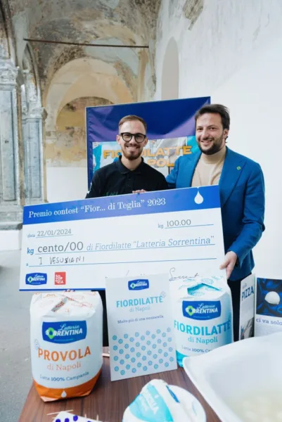 Il vincitore con Giovanni Amodio, Vice Presidente di Latteria Sorrentina