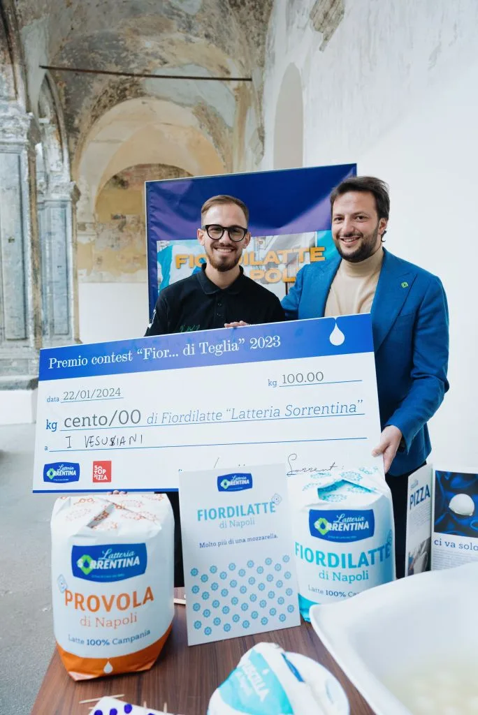 Il vincitore con Giovanni Amodio, Vice Presidente di Latteria Sorrentina