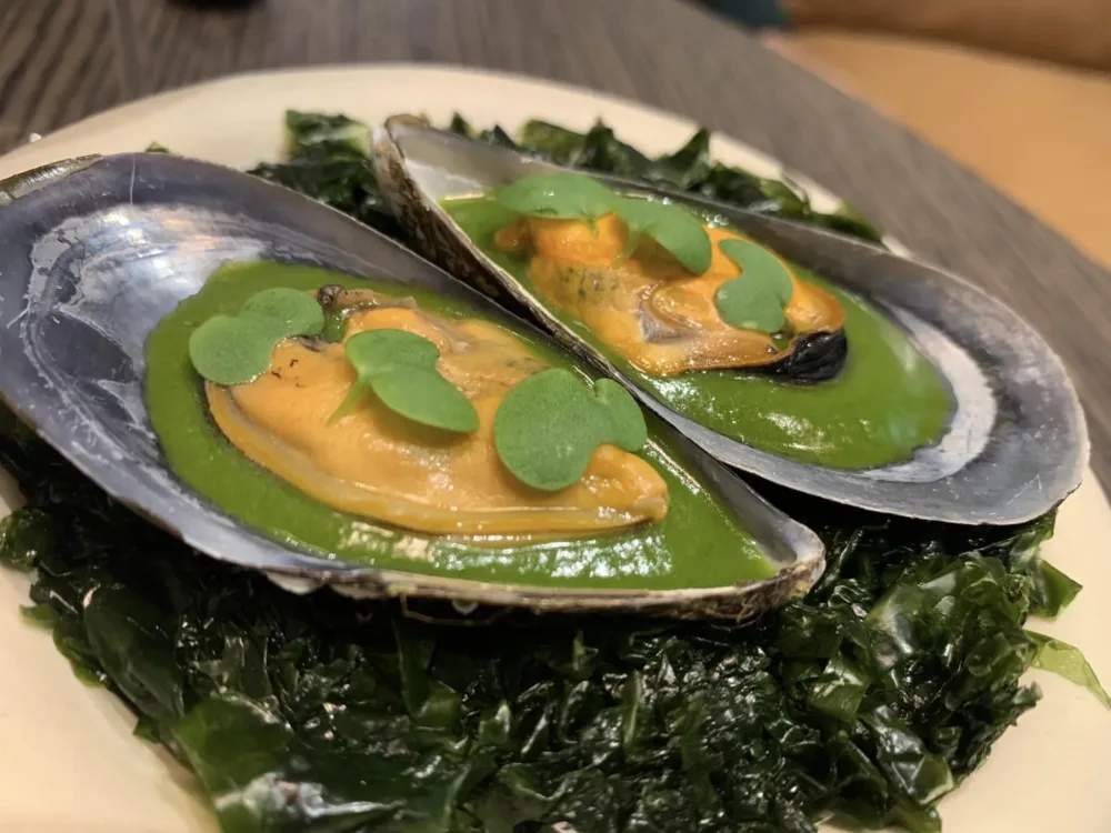 Hémicycle a Parigi, amuse bouche, cozze alle erbe