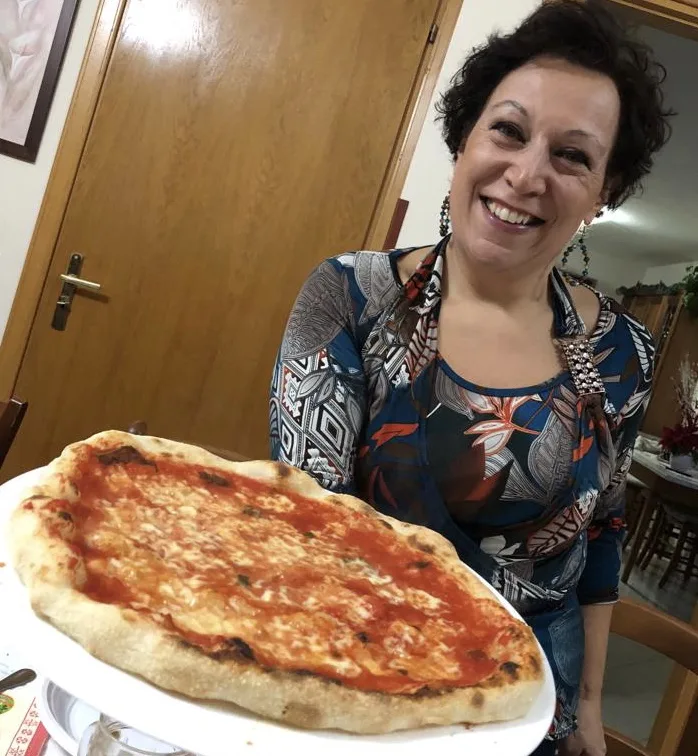 Daniela con la pizza di Mimmo