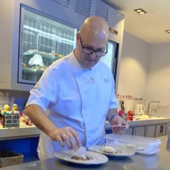 Nub -Andrea Bernardi prepara il dessert