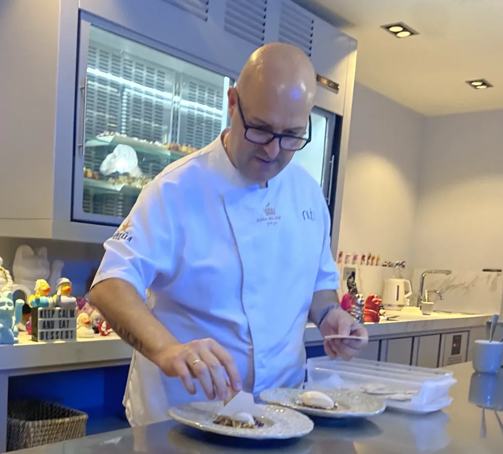 Nub -Andrea Bernardi prepara il dessert