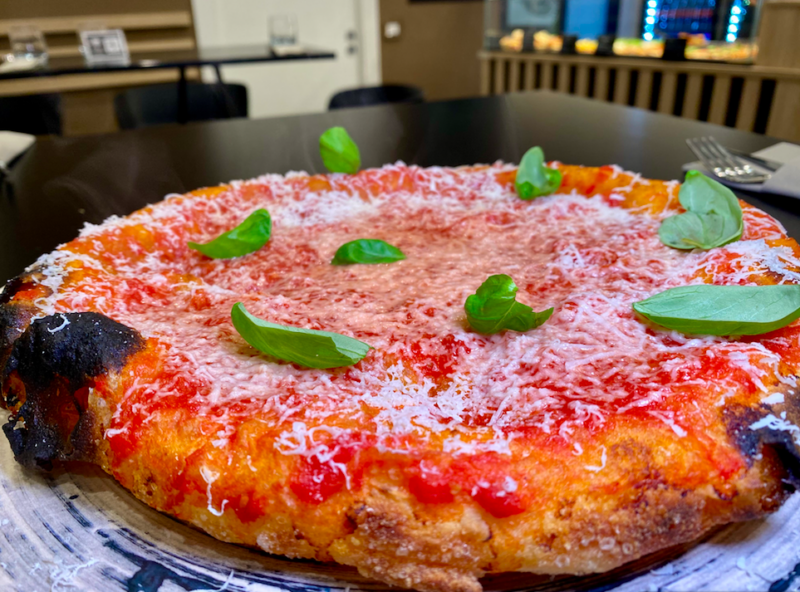 Pizza Montanara - Base fritta e ripassata in forno con sugo e fuori cottura una grattata di pecorino romano