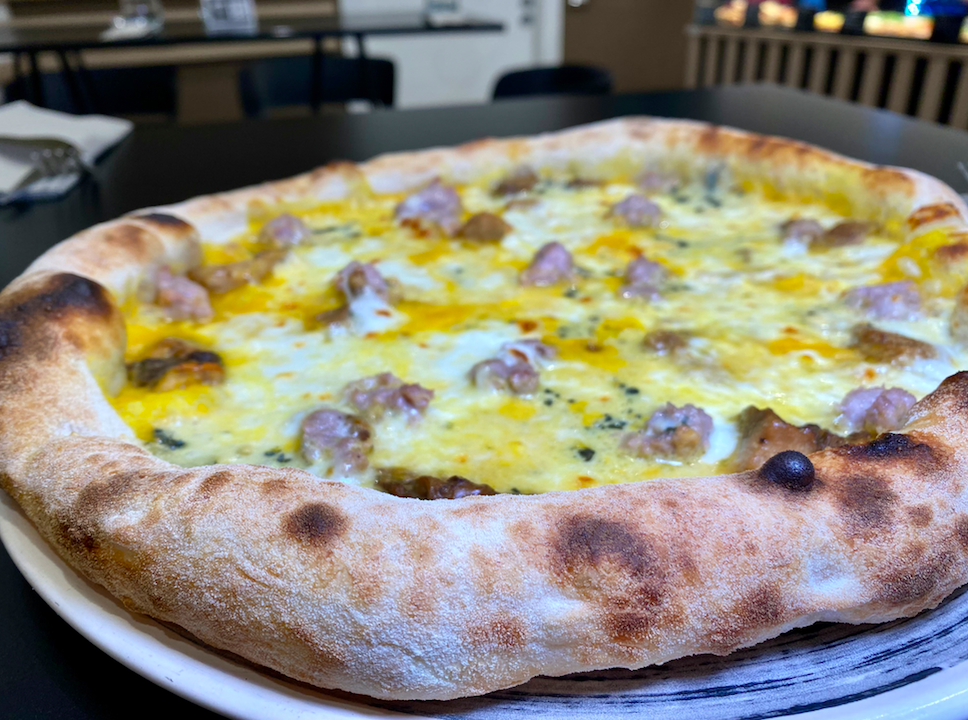 Pizza Special - Crema di zucca homemade, porcini saltati in padella, salsiccia di maiale homemade, gorgonzola e mozzarella fiordilatte