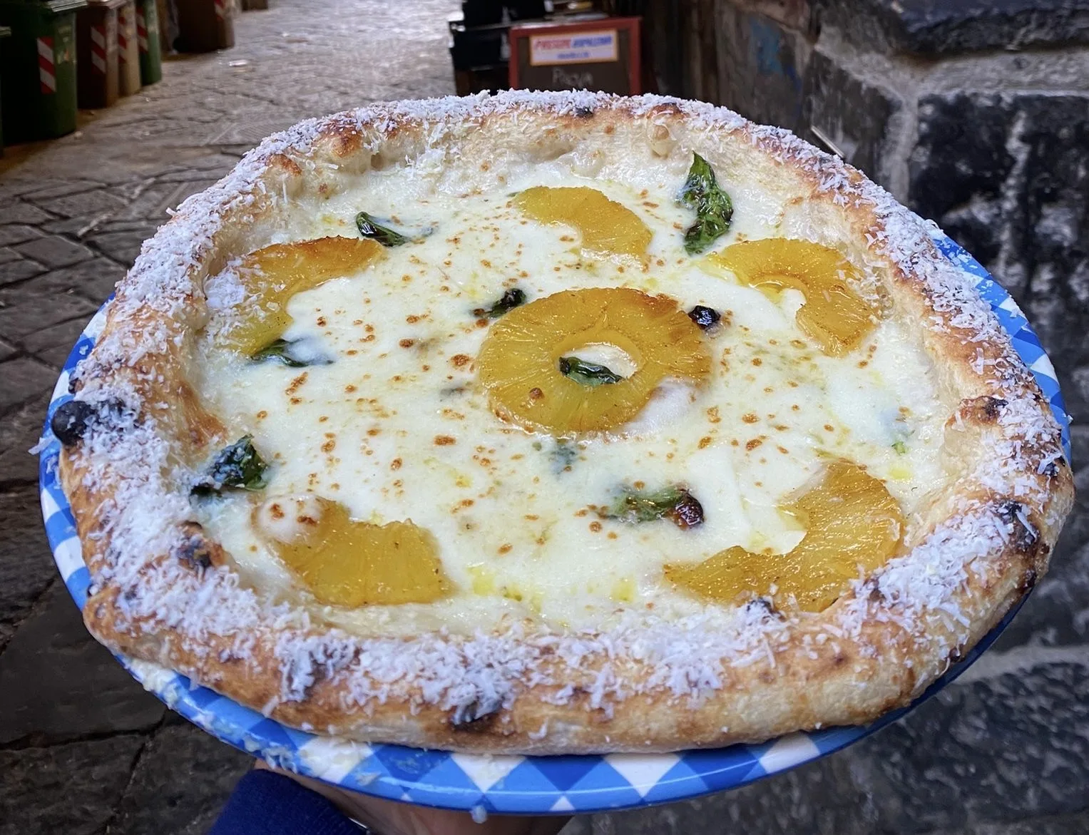 Quale vino abbinare alla pizza all'Ananas di Gino Sorbillo? Luciano