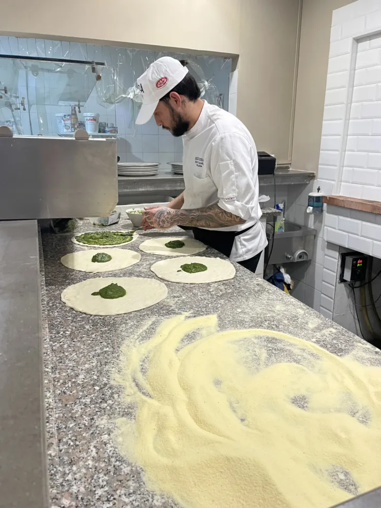 Raoul Rotundo mentre prepara le pizze davanti al forno di Santa Romana