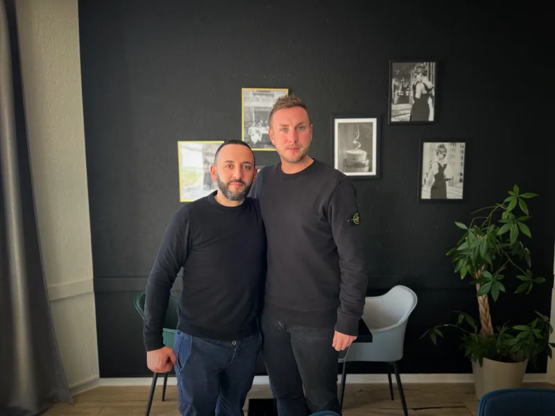 Il Restaurant Manager Salvatore De Rosa e Antonio Torelli, il proprietario di Maccarò di Marin Epagnier in Svizzera