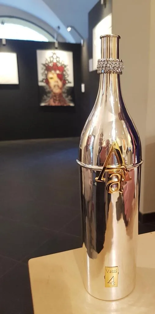 la bottiglia col logo