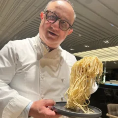 Ciccio Sultano con la pasta di grano duro fatta in casa