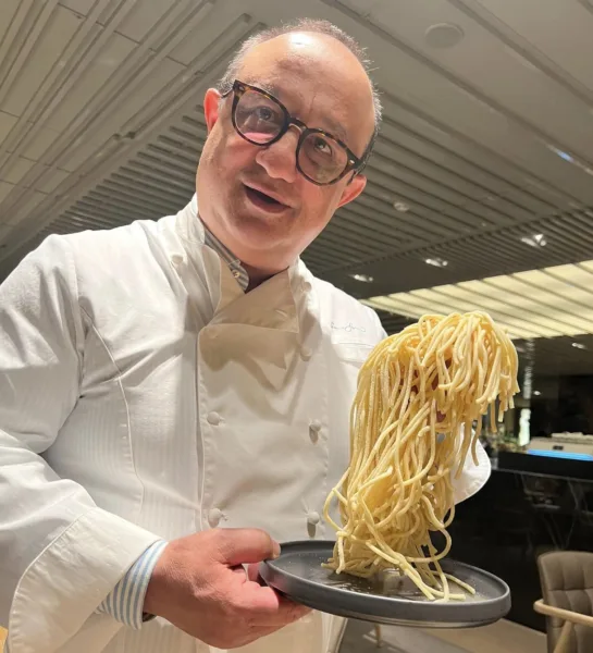 Ciccio Sultano con la pasta di grano duro fatta in casa